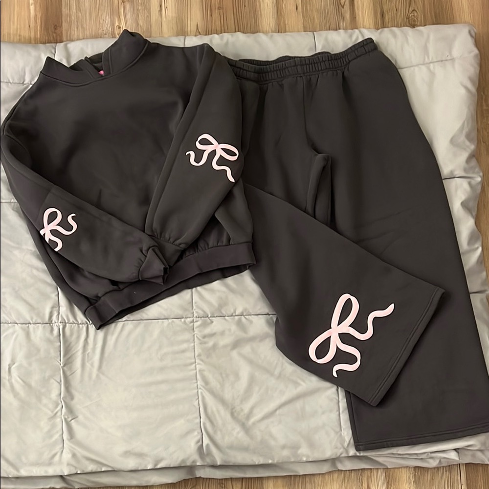 LIKE NEW size XL “Bonney Bow” Sweat Set by Edikted